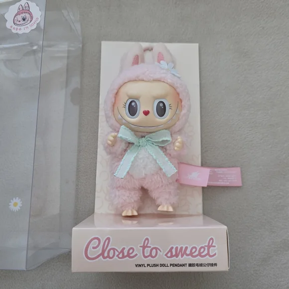 🩷Mokoko Close To Sweet Series Vinyl Plush Pendant with Pink Tag Version - Picture 5 of 10